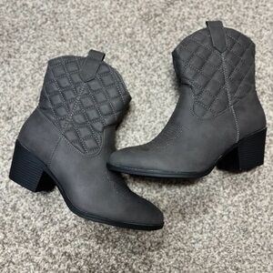 Women's Quilted Ankle Booties in Gray